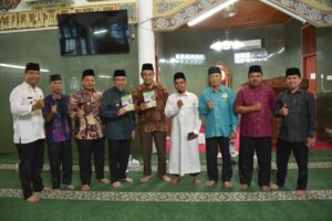 Wawako Maigus disela kegiatan Subuh Mubarakah dan penyerahan dana RT/RW, Kader Posyandu dan PAUD, Imam Masjid dan guru TPQ/TQA dan MDT, di Masjid Nurul Ikhlas, Jalan Pinangsori Nomor 10, Kelurahan Air Tawar Timur, Kecamatan Padang Utara, Jumat (31/10).(Foto:Ist)