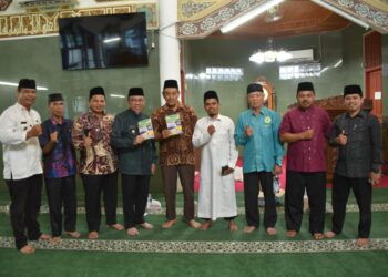 Wawako Maigus disela kegiatan Subuh Mubarakah dan penyerahan dana RT/RW, Kader Posyandu dan PAUD, Imam Masjid dan guru TPQ/TQA dan MDT, di Masjid Nurul Ikhlas, Jalan Pinangsori Nomor 10, Kelurahan Air Tawar Timur, Kecamatan Padang Utara, Jumat (31/10).(Foto:Ist)