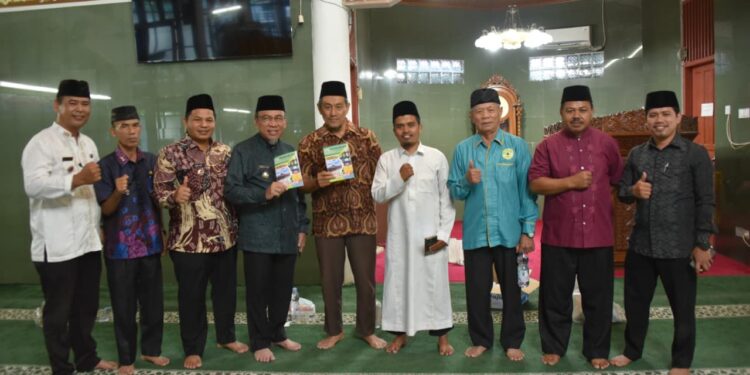 Wawako Maigus disela kegiatan Subuh Mubarakah dan penyerahan dana RT/RW, Kader Posyandu dan PAUD, Imam Masjid dan guru TPQ/TQA dan MDT, di Masjid Nurul Ikhlas, Jalan Pinangsori Nomor 10, Kelurahan Air Tawar Timur, Kecamatan Padang Utara, Jumat (31/10).(Foto:Ist)