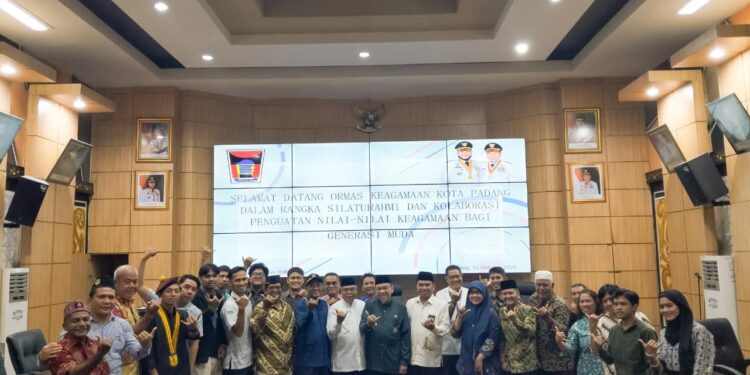 Wakil Wali Kota Padang Maigus Nasir membuka, pertemuan dengan organisasi masyarakat keagamaan lintas agama di Ruang Abu Bakar Ja’ar, Balai Kota Padang, Aia Pacah, Jumat (31/10).(Foto:Ist)