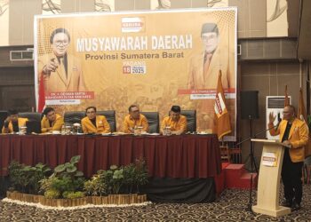 Ketua DPD Hanura Sumbar tepilih, Edi Naswany saat berpidato usai pemilihan di Pangeran Beach Hotel. Sabtu, (18/10) [foto : sci/yrp]