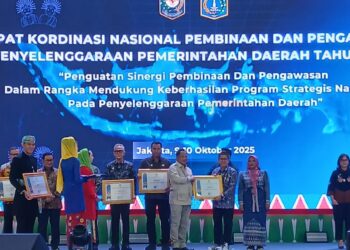 Inspektur Provinsi Sumatera Barat, Andri Yulika, meraih Penghargaan Anggaraksa Dharma.[foto : ist]