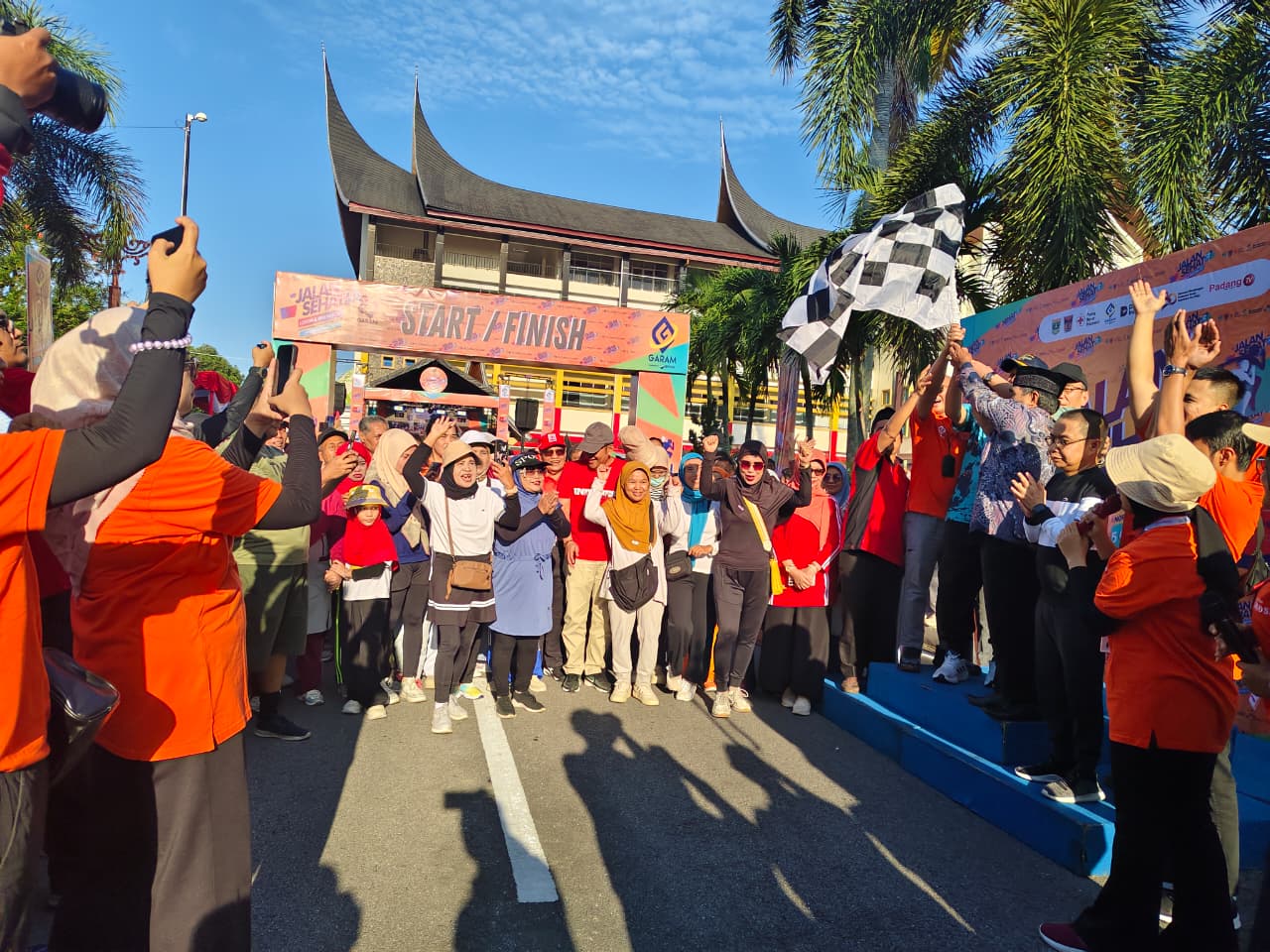 jalan Sehat Bersama PT Garam Lososa.[foto : ist]