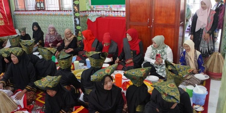 Tradisi Makan Bajamba Jadi Cara Sekolah Tanamkan Budaya Minang Sejak Dini