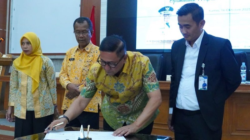 Pemko bersama BPJS Kesehatan Cabang Bukittinggi menandatangani adendum nota kesepakatan dan rencana kerja , Kamis (16/10/2025). (Foto: Ist)