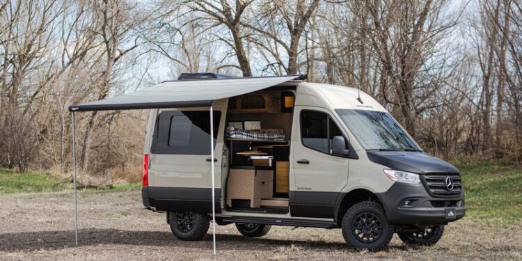 Demi Hidup Hemat untuk Keluarga, Pria ini Rela Tinggal di Dalam Mobil