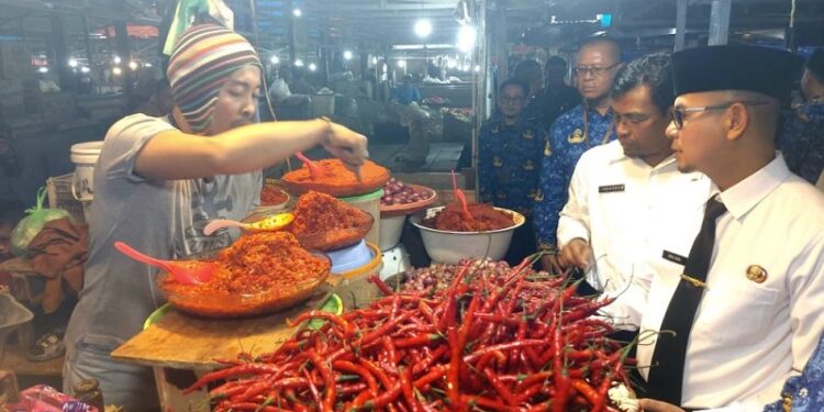 Wakil Wali Kota Bukittinggi Tinjau Pasar Bawah, Pastikan Harga Bahan Pokok Stabil