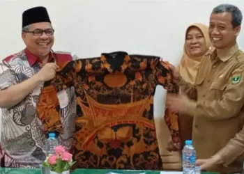 Muhidi Serahkan Baju Batik di Tiga SLTA