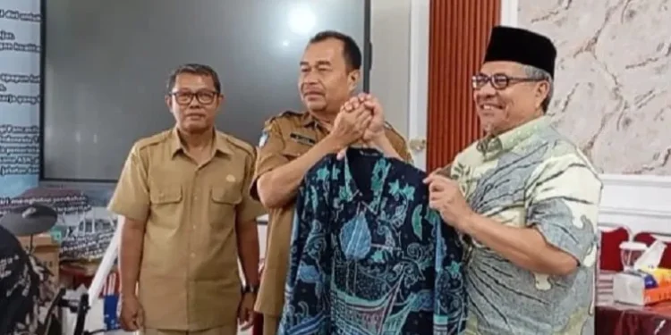 Ketua DPRD Sumbar Serahkan Baju Batik ke Guru SMAN 10 Padang