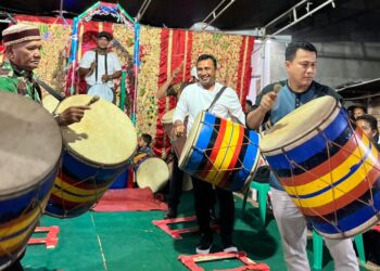 Anggota DPRD Sumbar, Firdaus saat memainkan gandang - gandang pada kegiatan tajau - tajauan gandang - gandang tasa di Korong Padang Ampalu, Nagari Lareh NAn Panjang, Kecamatan VII Koto. [foto : sci/yrp]