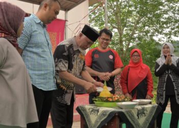 Gubernur Sumbar, Mahyeldi pada kegiatan Pengabdian Masyarakat Ikatan Dokter Indonesia (IDI) untuk memperingati HUT IDI ke-75.[foto : ist]