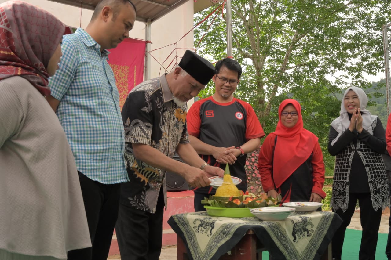 Gubernur Sumbar, Mahyeldi pada kegiatan Pengabdian Masyarakat Ikatan Dokter Indonesia (IDI) untuk memperingati HUT IDI ke-75.[foto : ist]