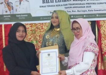 Anggota DPRD Sumbar Neldaswenti Tutup Pelatihan Tata Rias dan Kecantikan di Barangin