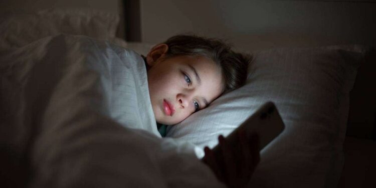 Main Medsos Sebelum Tidur? Ini Dampak Diam-Diam pada Otak dan Mental