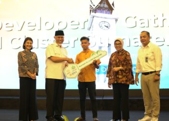 Penyerahan kunci rumah secara simbolis kepada penerima manfaat.[foto : ist]