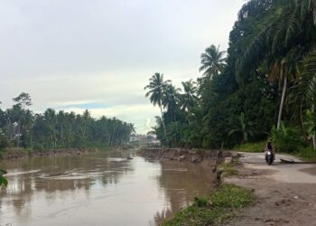 Jalan Water Front City di Desa Pasir Sunur pasca banjir. Minggu, (30/11) [foto : sci/yrp]