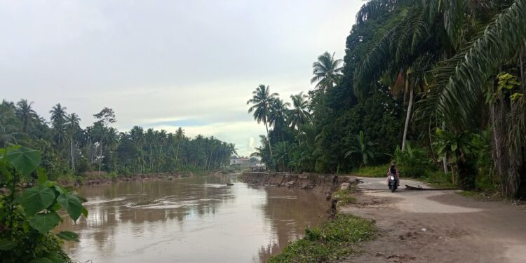 Jalan Water Front City di Desa Pasir Sunur pasca banjir. Minggu, (30/11) [foto : sci/yrp]
