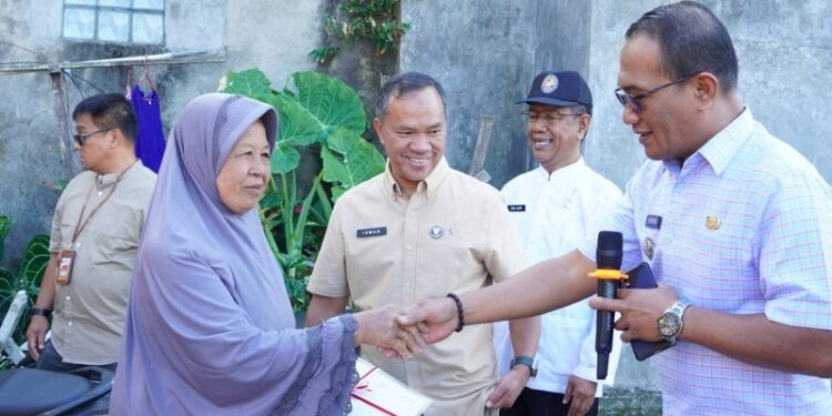 Pemko dan BPN Bukittinggi Serahkan Sertipikat Pengganti untuk Korban Kebakaran di Birugo