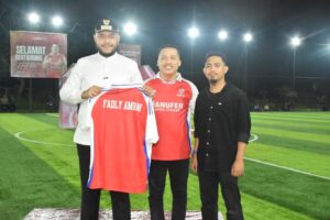 Wali Kota Padang  Fadly Amran, secara resmi menutup ajang Manufer Super League 2025 yang digelar di Lapangan Mini Soccer Top Score Arena, Tunggul Hitam, Kecamatan Koto Tangah, Jumat (31/10).(Foto:Ist)