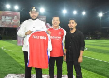 Wali Kota Padang Fadly Amran, secara resmi menutup ajang Manufer Super League 2025 yang digelar di Lapangan Mini Soccer Top Score Arena, Tunggul Hitam, Kecamatan Koto Tangah, Jumat (31/10).(Foto:Ist)