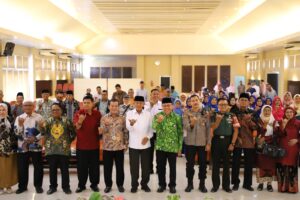 Wakil Wali Kota Padang Maigus Nasir melantik, pengurus Lembaga Pemberdayaan Masyarakat (LPM) Kelurahan Surau Gadang Kecamatan Nanggalo periode 2025-2030. Pelantikan berlangsung di auditorium Universitas Mercubaktijaya, Sabtu (1/11).(Foto:Ist)