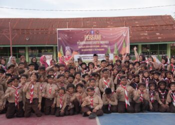 Wawako Padang, saat bertindak sebagai pembina upacara pembukaan Perkemahan Sabtu Minggu (Persami) yang digelar Gugus Depan 04.085 – 04.086 Gerakan Pramuka SD Kartika 1-10 Padang, Sabtu (1/11).(Foto:Ist)