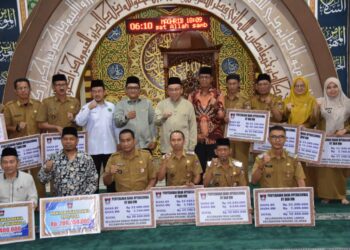 Kegiatan penyerahan terakhir dilaksanakan di Masjid Darussalam, Kelurahan Mata Air, Kecamatan Padang Selatan usai kegiatan Subuh Mubarakah, Senin (3/11), dipimpin langsung oleh Wakil Wali Kota Padang Maigus Nasir.(Foto:Ist)
