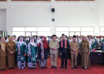 Wakil Wali Kota Padang Maigus Nasir, secara resmi membuka kegiatan sosialisasi bertema “Peran Bundo Kanduang dalam Mewariskan Nilai-Nilai Adat, Budaya, dan Agama bagi Generasi Muda untuk Mendukung Smart Surau”, di Gedung Bagindo Aziz Chan, Balai Kota Aia Pacah, Senin (3/11).(Foto:Ist)