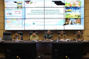 Wakil Wali Kota Padang Maigus Nasir memimpin,  rapat koordinasi persiapan pembentukan Koperasi Kelurahan Merah Putih Kota Padang, di Ruang Abu Bakar Ja’ar, Balai Kota Padang, Aia Pacah, Senin (3/11).(Foto:Ist)