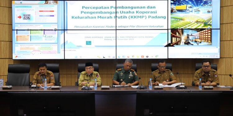 Wakil Wali Kota Padang Maigus Nasir memimpin, rapat koordinasi persiapan pembentukan Koperasi Kelurahan Merah Putih Kota Padang, di Ruang Abu Bakar Ja’ar, Balai Kota Padang, Aia Pacah, Senin (3/11).(Foto:Ist)