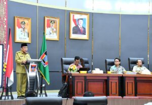 Pemerintah Kota (Pemko) Padang bersama DPRD Kota Padang menggelar,  Rapat Koordinasi (Rakor) bersama tim Komisi Pemberantasan Korupsi (KPK) Republik Indonesia, di Ruang Sidang Utama DPRD Kota Padang, Senin (3/11).(Foto:Ist)