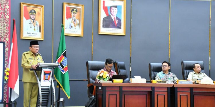 Pemerintah Kota (Pemko) Padang bersama DPRD Kota Padang menggelar, Rapat Koordinasi (Rakor) bersama tim Komisi Pemberantasan Korupsi (KPK) Republik Indonesia, di Ruang Sidang Utama DPRD Kota Padang, Senin (3/11).(Foto:Ist)