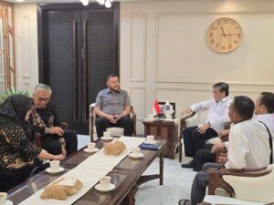 Wali Kota Padang Fadly Amran menemui Menteri Ketenagakerjaan RI Yassierli, di Kantor Kementerian Ketenagakerjaan RI di Jakarta, Selasa (4/11). (Foto:Ist)