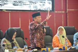 Wakil Wali Kota Padang Maigus Nasir memimpin rapat koordinasi, penurunan kemiskinan dan tindak lanjut hasil verifikasi data penerima Program Keluarga Harapan (PKH) di Ruang Pertemuan Bagindo Aziz Chan, Balai Kota Padang, Aie Pacah, Kamis (6/11).(Foto:Ist)