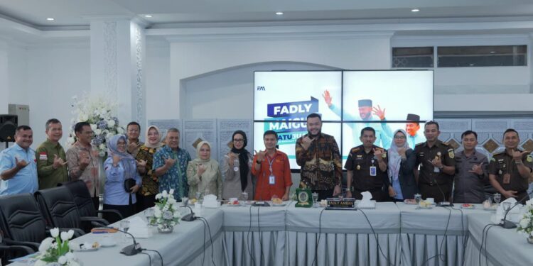 Wali Kota Padang Fadly Amran menerima kunjungan silaturahmi Kepala Kejaksaan Negeri (Kajari) Kota Padang yang baru, Koswara, Kamis (6/11) di Balai Kota Padang, Aie Pacah.(Foto:Ist)