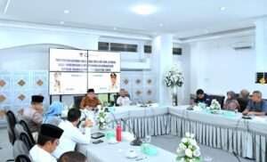 Penyerahan dokumen dilakukan oleh Kepala Perwakilan Ombudsman RI Sumbar Adel Wahidi, kepada Wakil Wali Kota Padang Maigus Nasir, di Gedung Putih Kediaman Resmi Wali Kota Padang, Jumat (7/11).(Foto:Ist)