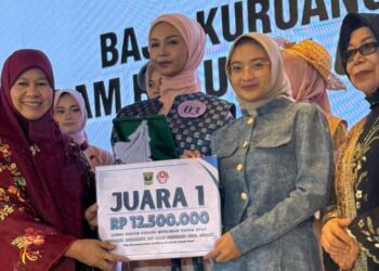 Desainer Muda Asal Agam, Putty Kasih Asyifa, Raih Juara I Lomba Desain Busana Muslimah Sumbar