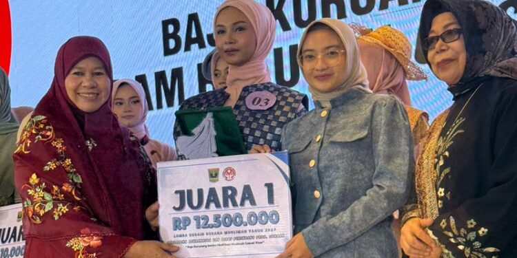 Desainer Muda Asal Agam, Putty Kasih Asyifa, Raih Juara I Lomba Desain Busana Muslimah Sumbar