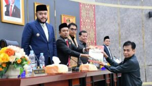 Ketua DPRD Kota Padang Muharlion saat menerima laporan pandangan fraksi .