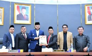 Ketua Dewan Perwakilan Rakyat Daerah (DPRD) Kota Padang Muharlion memimpin sidang paripurna, dalam rangka pandangan umum fraksi-fraksi terhadap Rancangan Anggaran Pembangunan Belanja Daerah (RAPBD) tahun anggaran 2026, di ruang sidang utama DPRD Kota Padang, Senin (10/11).