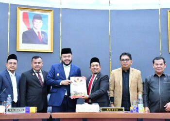 Ketua Dewan Perwakilan Rakyat Daerah (DPRD) Kota Padang Muharlion memimpin sidang paripurna, dalam rangka pandangan umum fraksi-fraksi terhadap Rancangan Anggaran Pembangunan Belanja Daerah (RAPBD) tahun anggaran 2026, di ruang sidang utama DPRD Kota Padang, Senin (10/11).