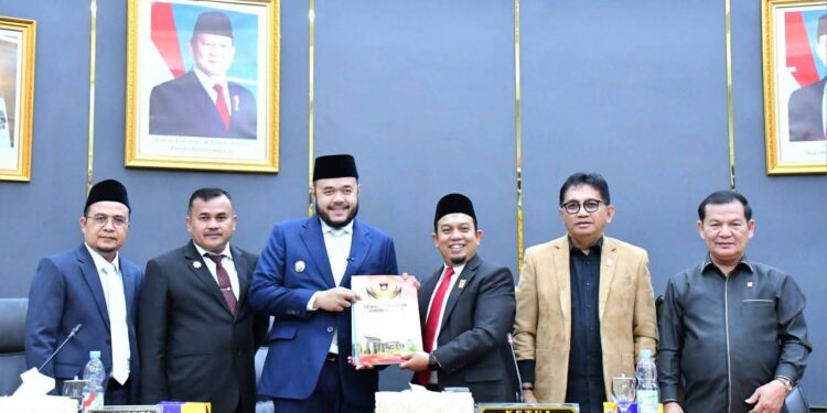 Ketua Dewan Perwakilan Rakyat Daerah (DPRD) Kota Padang Muharlion memimpin sidang paripurna, dalam rangka pandangan umum fraksi-fraksi terhadap Rancangan Anggaran Pembangunan Belanja Daerah (RAPBD) tahun anggaran 2026, di ruang sidang utama DPRD Kota Padang, Senin (10/11).