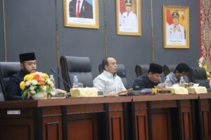 Ketua DPRD Kota Padang Muharlion Pimpin Sidang Paripurna Tentang Jawaban Walikota Terhadap Pandangan Fraksi-fraksi RAPBD Tahun 2026. 