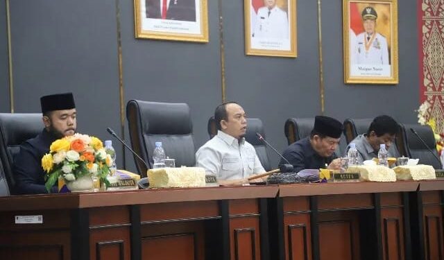 Ketua DPRD Kota Padang Muharlion Pimpin Sidang Paripurna Tentang Jawaban Walikota Terhadap Pandangan Fraksi-fraksi RAPBD Tahun 2026.