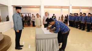 Wali Kota Padang Fadly Amran,  hadiri acara pengangkatan dan pengambilan sumpah/janji Pegawai Negeri Sipil (PNS) formasi ikatan dinas tahun 2024. Serta penyerahan Surat Keputusan (SK) pengangkatan Pegawai Pemerintah dengan Perjanjian Kerja (PPPK) paruh waktu, di Palanta Rumah Dinas Wali Kota Padang, Kamis (13/11).(Foto:Ist)