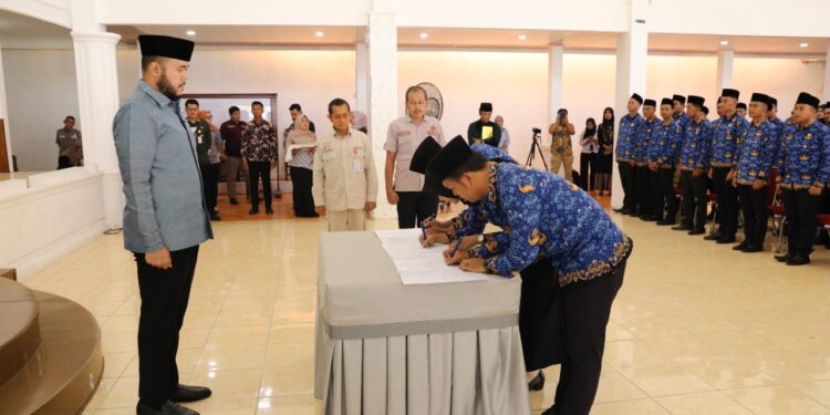 Wali Kota Padang Fadly Amran, hadiri acara pengangkatan dan pengambilan sumpah/janji Pegawai Negeri Sipil (PNS) formasi ikatan dinas tahun 2024. Serta penyerahan Surat Keputusan (SK) pengangkatan Pegawai Pemerintah dengan Perjanjian Kerja (PPPK) paruh waktu, di Palanta Rumah Dinas Wali Kota Padang, Kamis (13/11).(Foto:Ist)