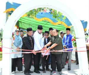 Wali Kota Padang Fadly Amran resmikan, Jalan Taratak Saiyo yang menghubungkan dua kelurahan di Kecamatan Pauh, Sabtu (15/11). (Foto:Ist)