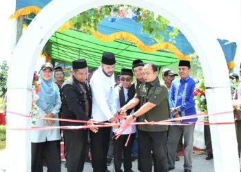 Wali Kota Padang Fadly Amran resmikan, Jalan Taratak Saiyo yang menghubungkan dua kelurahan di Kecamatan Pauh, Sabtu (15/11). (Foto:Ist)