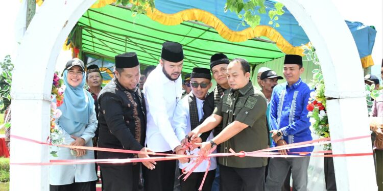 Wali Kota Padang Fadly Amran resmikan, Jalan Taratak Saiyo yang menghubungkan dua kelurahan di Kecamatan Pauh, Sabtu (15/11). (Foto:Ist)