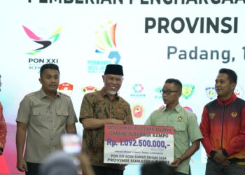 Mahyeldi saat menyerahkan bonus kepada atlet dan pelatih.[foto : ist]